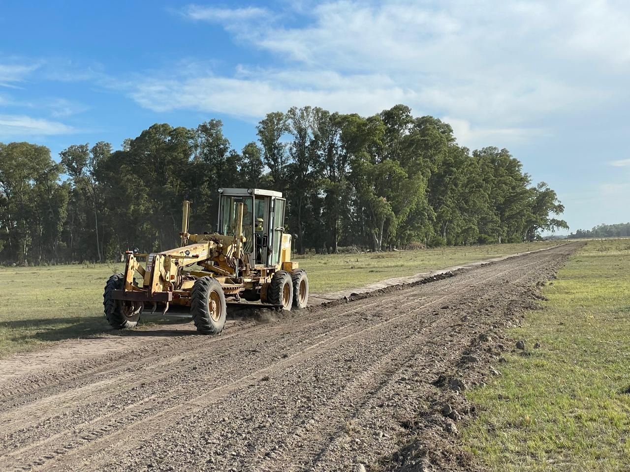 Motoniveladora trabajando en la construcción de un camino rural