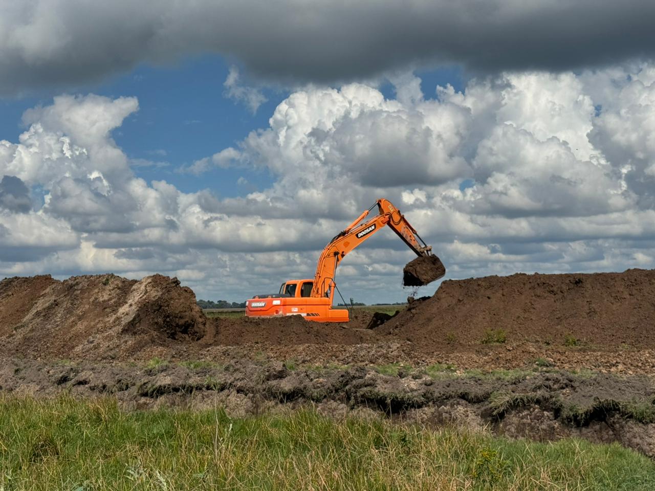 Retroexcavadora realizando una excavación